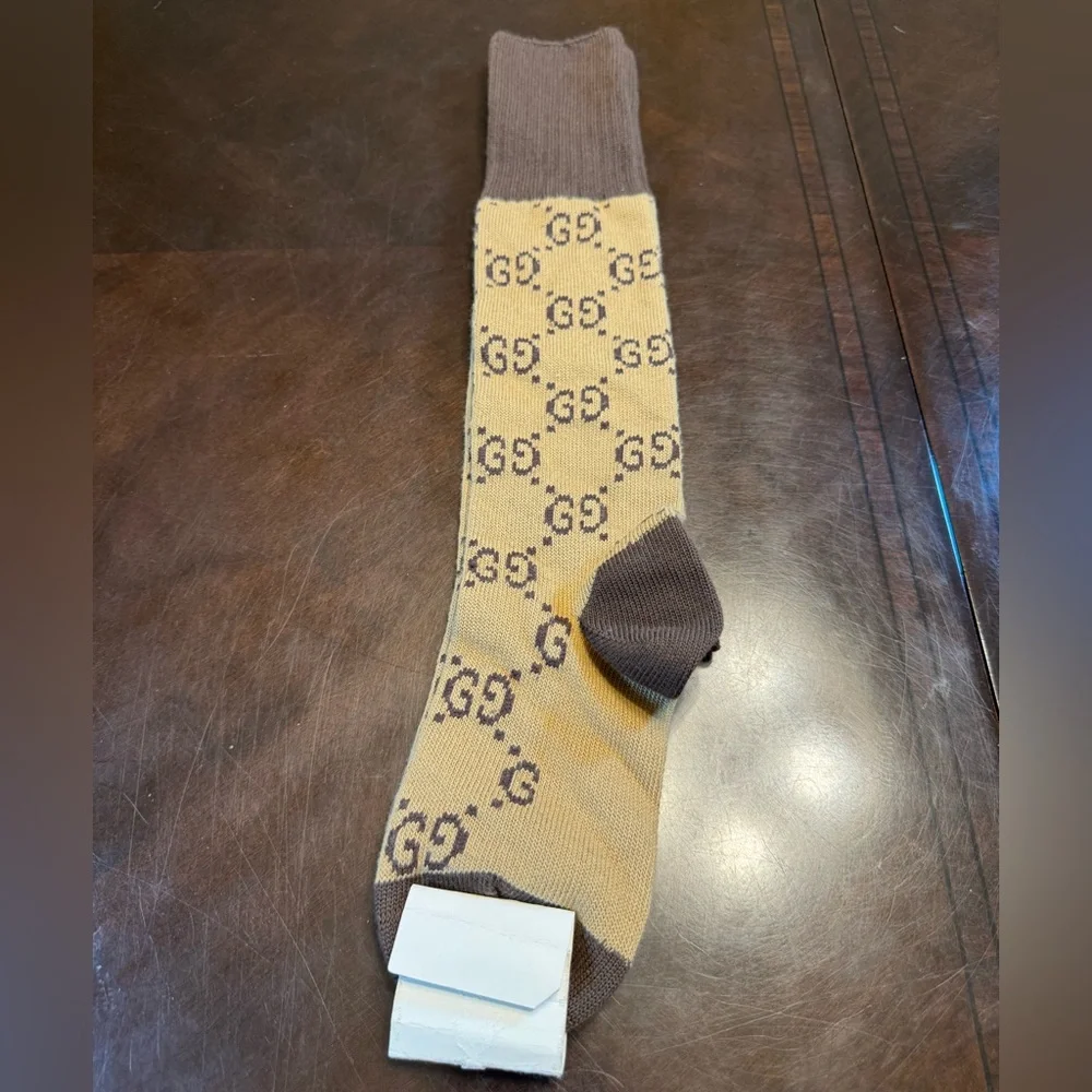 New Authentic Gucci GG Supreme Logo Socks Tan Brown - Picture 2 of 11